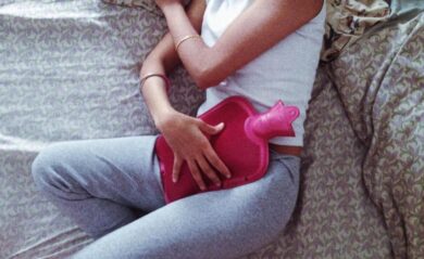 La poetessa Kaur bannata da Instagram per la sua “donna mestruata”. Caos