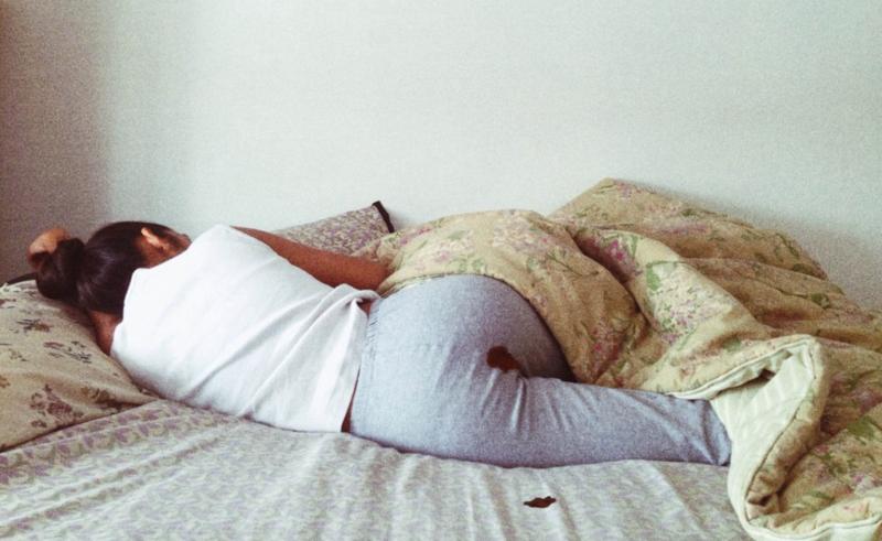 La poetessa Kaur bannata da Instagram per la sua “donna mestruata”. Caos La poetessa Kaur bannata da Instagram per la sua “donna mestruata”. Caos