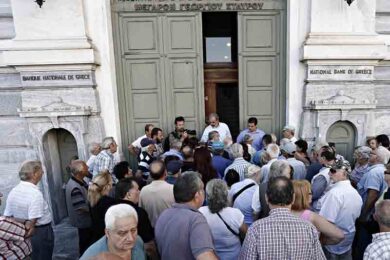 Grecia, riaprono le banche. Merkel apre sul debito: “Ma prima le riforme”