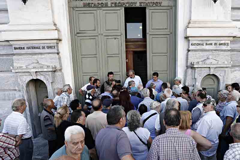 Grecia, riaprono le banche. Merkel apre sul debito: “Ma prima le riforme” Grecia, riaprono le banche. Merkel apre sul debito: “Ma prima le riforme”