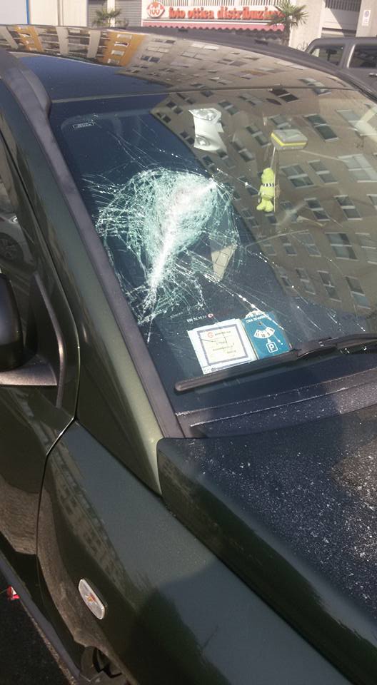 Clandestino ubriaco prende a sprangate ambulanza e auto. VIDEO