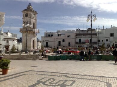 Ceglie, lavori in piazza. Distrutta la statua del patrono Sant’Antonio