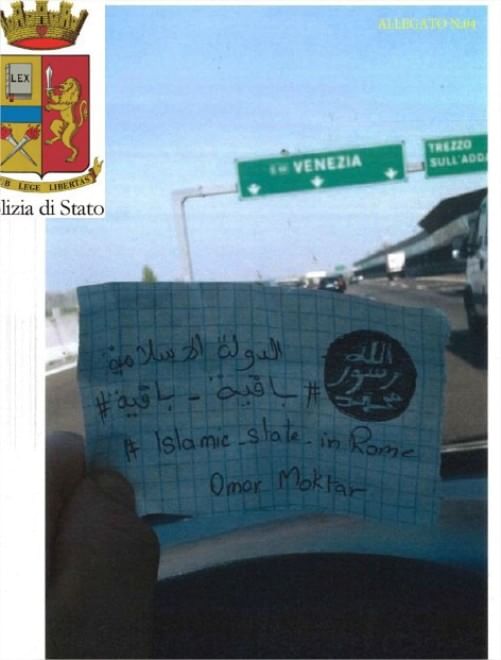 Isis, 2 cani sciolti arrestati a Brescia. FOTO e VIDEO Isis, 2 cani sciolti arrestati a Brescia. FOTO e VIDEO