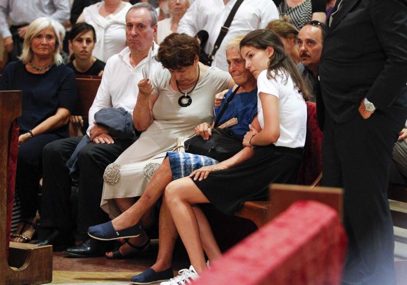 Fiorucci, i funerali. Don Mazzi: “I suoi angeli dipingano Milano” Fiorucci, i funerali. Don Mazzi: “I suoi angeli dipingano Milano”