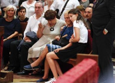 Fiorucci, i funerali. Don Mazzi: “I suoi angeli dipingano Milano”