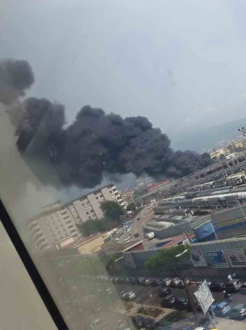 Napoli, maxi-incendio. LE FOTO Napoli, maxi-incendio. LE FOTO