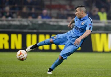 Inter, sorpresa: Medel può partire. Lo vuole El Loco Bielsa