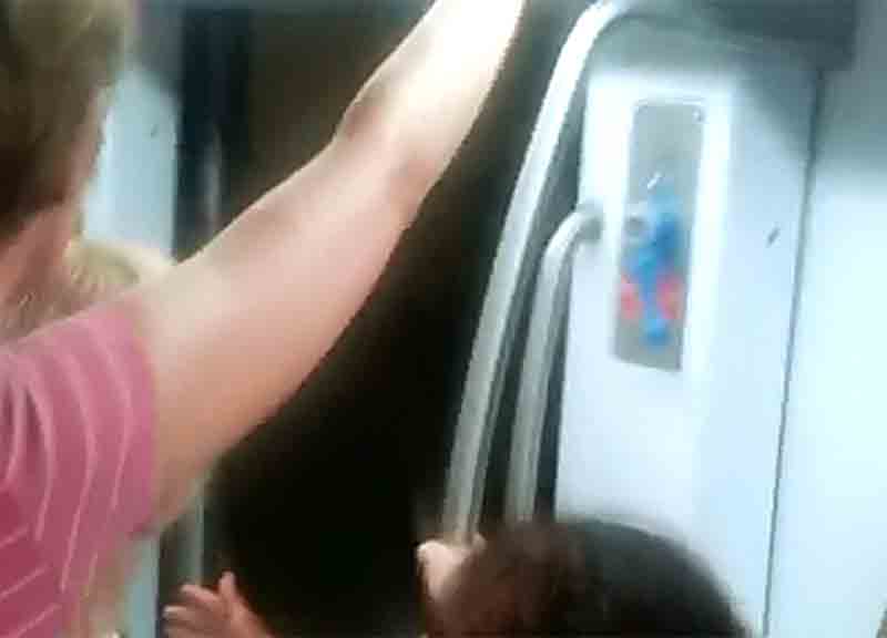 La metro viaggia con le porte aperte. Codacons: “Attentato alla sicurezza” La metro viaggia con le porte aperte. Codacons: “Attentato alla sicurezza”