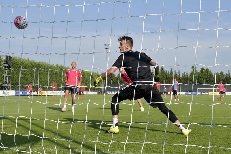 Juventus, Neto lancia il guanto della sfida a Buffon Juventus, Neto lancia il guanto della sfida a Buffon