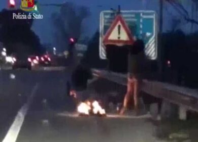 Minacciata per aver occupato il ‘palo’. Tra le squillo è guerra di territori