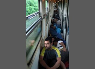 Immigrati, scandalo in Ungheria. In viaggio stipati su treno chiuso. Foto