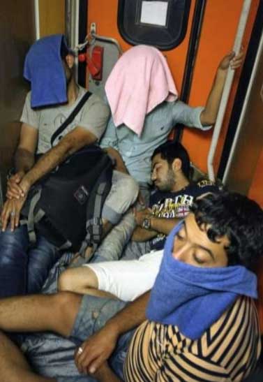 Immigrati, scandalo in Ungheria. In viaggio stipati su treno chiuso. Foto Immigrati, scandalo in Ungheria. In viaggio stipati su treno chiuso. Foto