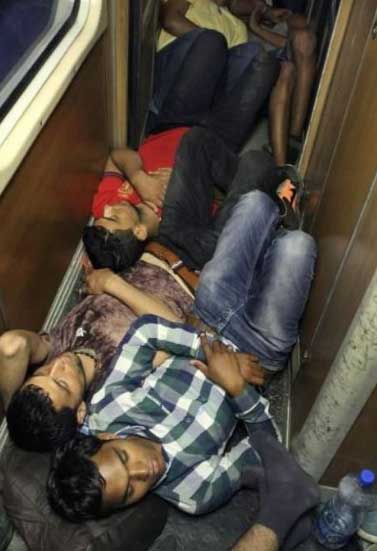 Immigrati, scandalo in Ungheria. In viaggio stipati su treno chiuso. Foto Immigrati, scandalo in Ungheria. In viaggio stipati su treno chiuso. Foto