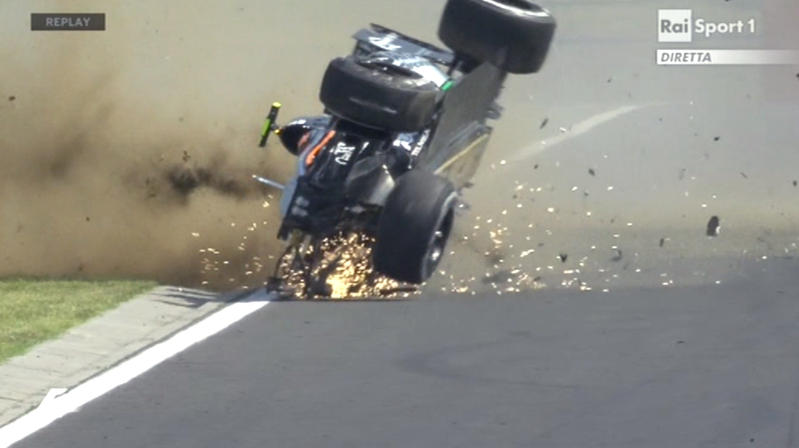 F1, Perez si ribalta a Budapest: momenti di terrore in Force India F1, Perez si ribalta a Budapest: momenti di terrore in Force India