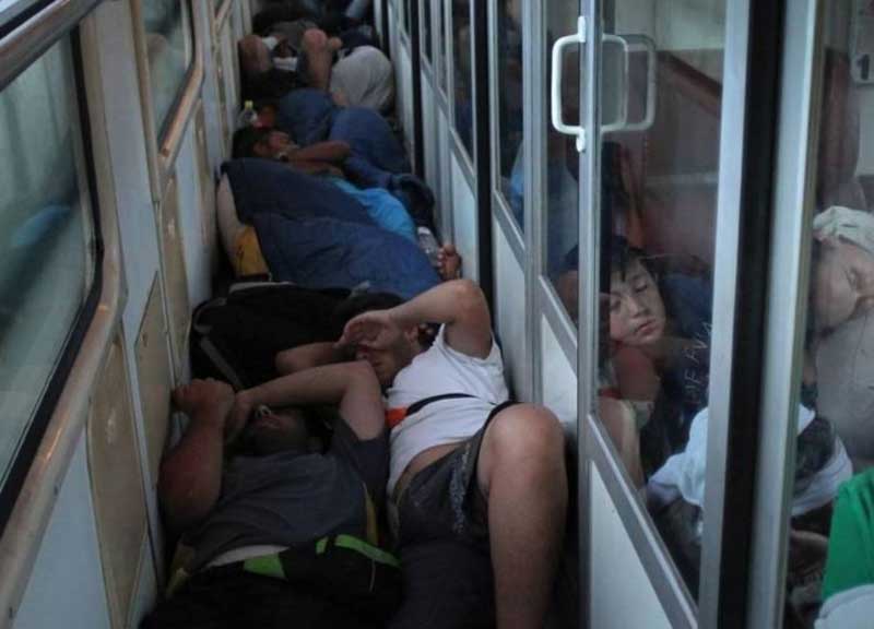 Immigrati, scandalo in Ungheria. In viaggio stipati su treno chiuso. Foto Immigrati, scandalo in Ungheria. In viaggio stipati su treno chiuso. Foto