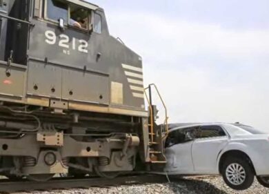 Usa, treno merci investe auto bloccata su binari: IL VIDEO CHOC