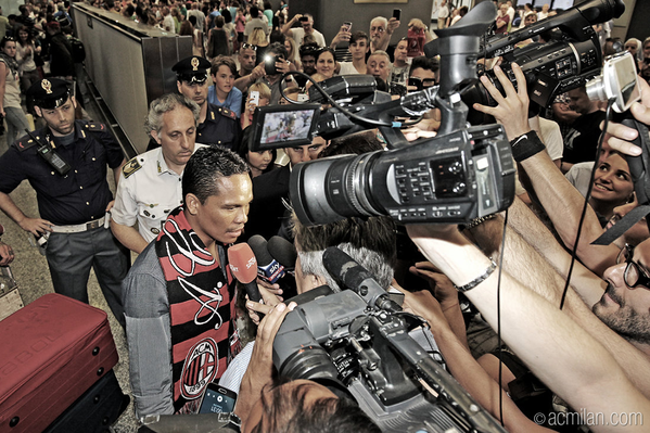 Milan, Carlos Bacca: “Somiglio a Ronaldo, il Fenomeno” Milan, Carlos Bacca: “Somiglio a Ronaldo, il Fenomeno”