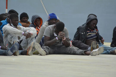 Immigrati: 1400 sbarcati in Sicilia. Si aggrava il bilancio naufragio