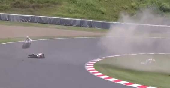 Suzuka, Casey Stoner cade rovinosamente: fratturate tibia e scapola Suzuka, Casey Stoner cade rovinosamente: fratturate tibia e scapola