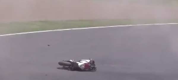 Suzuka, Casey Stoner cade rovinosamente: fratturate tibia e scapola Suzuka, Casey Stoner cade rovinosamente: fratturate tibia e scapola