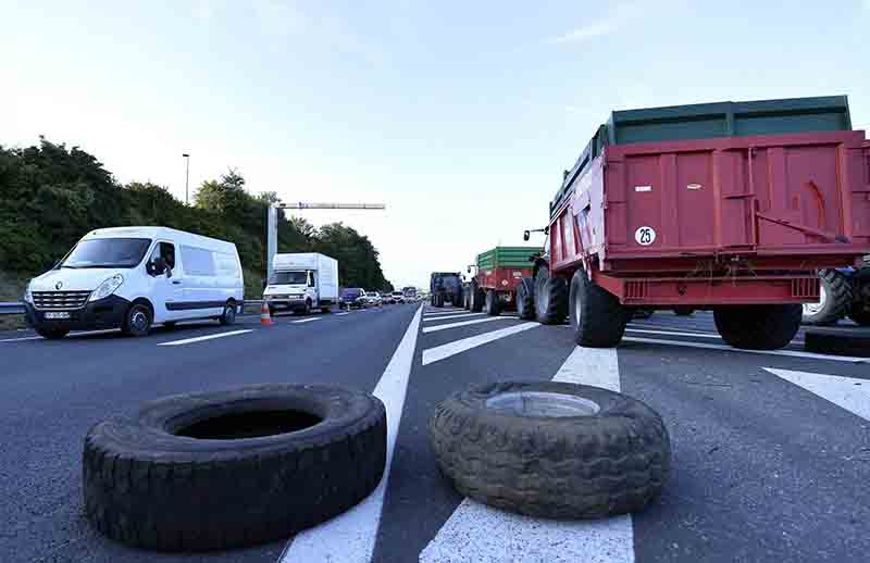 Francia, agricoltori bloccano merci da Germania e Spagna. Foto Francia, agricoltori bloccano merci da Germania e Spagna. Foto