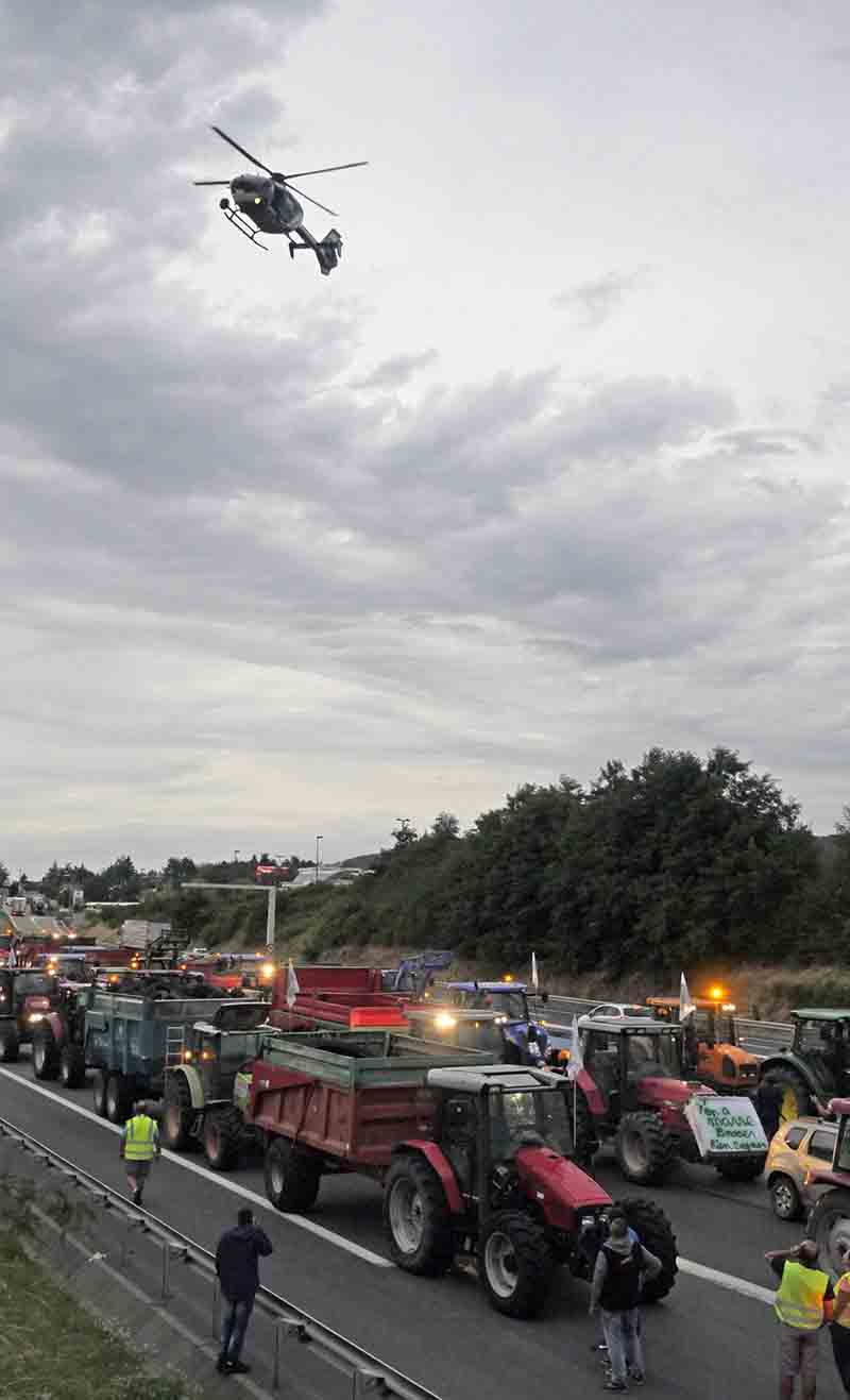 Francia, agricoltori bloccano merci da Germania e Spagna. Foto Francia, agricoltori bloccano merci da Germania e Spagna. Foto