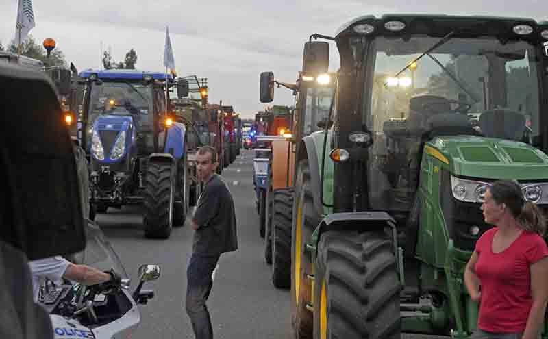 Francia, agricoltori bloccano merci da Germania e Spagna. Foto Francia, agricoltori bloccano merci da Germania e Spagna. Foto