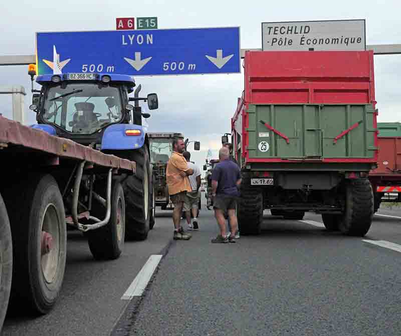 Francia, agricoltori bloccano merci da Germania e Spagna. Foto Francia, agricoltori bloccano merci da Germania e Spagna. Foto