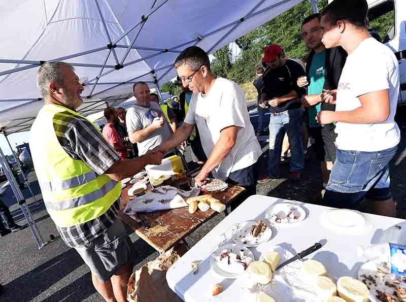 Francia, agricoltori bloccano merci da Germania e Spagna. Foto Francia, agricoltori bloccano merci da Germania e Spagna. Foto