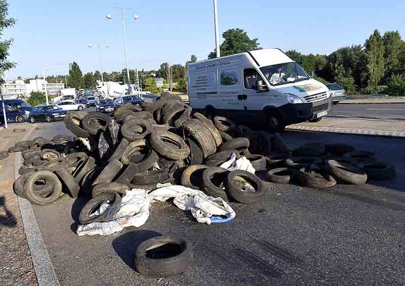 Francia, agricoltori bloccano merci da Germania e Spagna. Foto Francia, agricoltori bloccano merci da Germania e Spagna. Foto