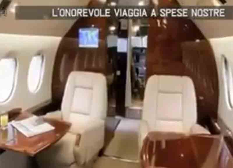 I 12 aerei di lusso a disposizione di Renzi. Rivolta Facebook I 12 aerei di lusso a disposizione di Renzi. Rivolta Facebook