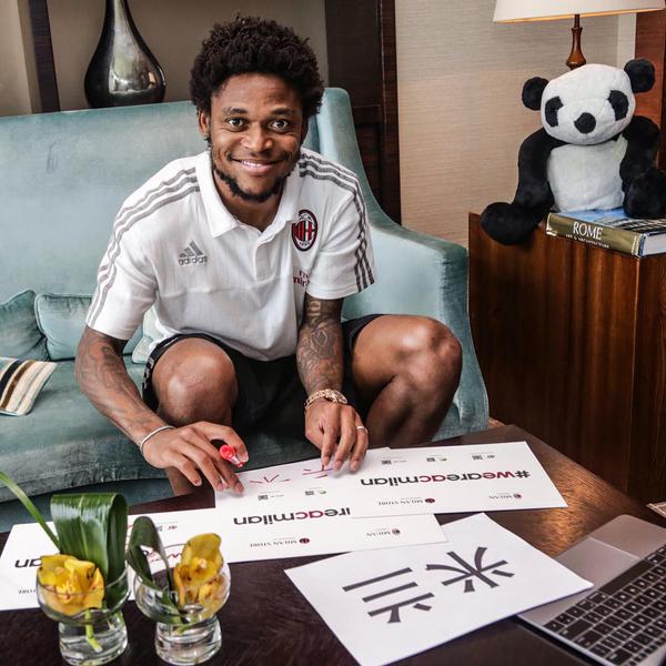 Milan – Dopo Bacca-Ronaldo, Luiz Adriano: “M’ispiro a Shevchenko” Milan – Dopo Bacca-Ronaldo, Luiz Adriano: “M’ispiro a Shevchenko”