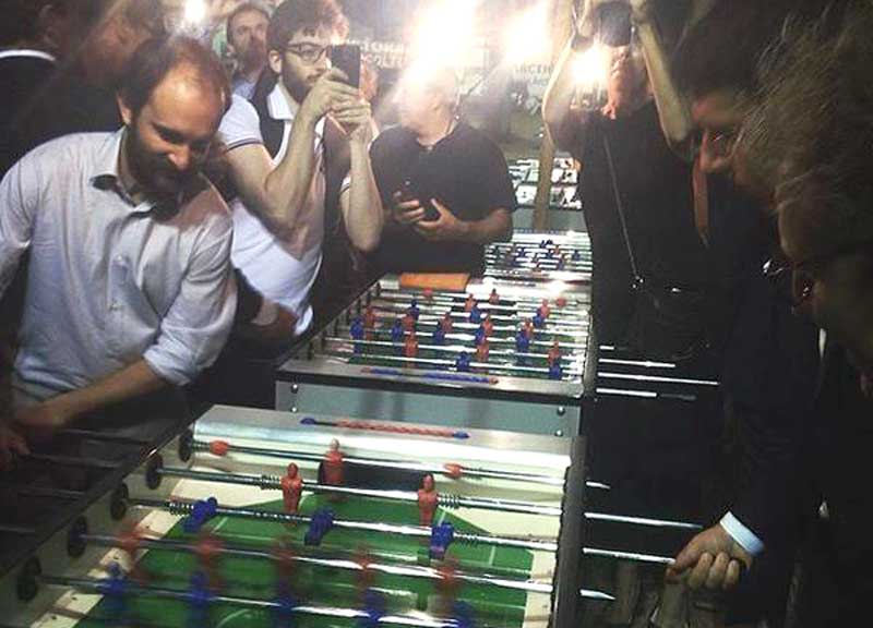 Renzi sfida Orfini. A calciobalilla. E su Marino è un coro di no Renzi sfida Orfini. A calciobalilla. E su Marino è un coro di no