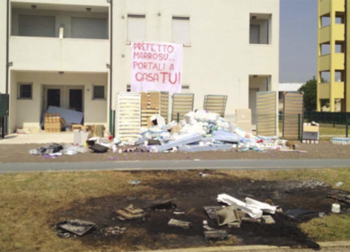 “Il cibo non è buono”, gli immigrati lo gettano a terra. E’ polemica