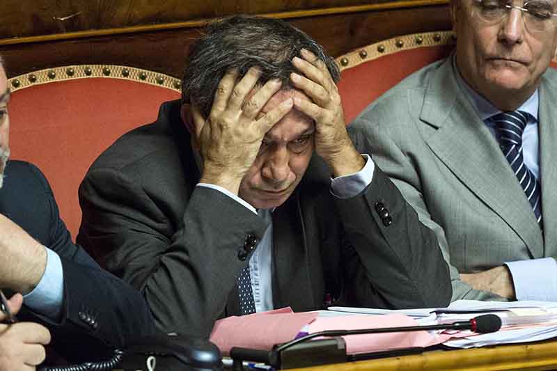 Una chiamata di Alfano a Renzi dietro il no all’arresto di Azzollini