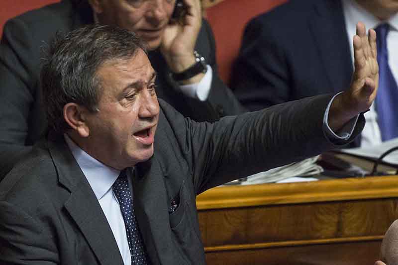 Una chiamata di Alfano a Renzi dietro il no all’arresto di Azzollini