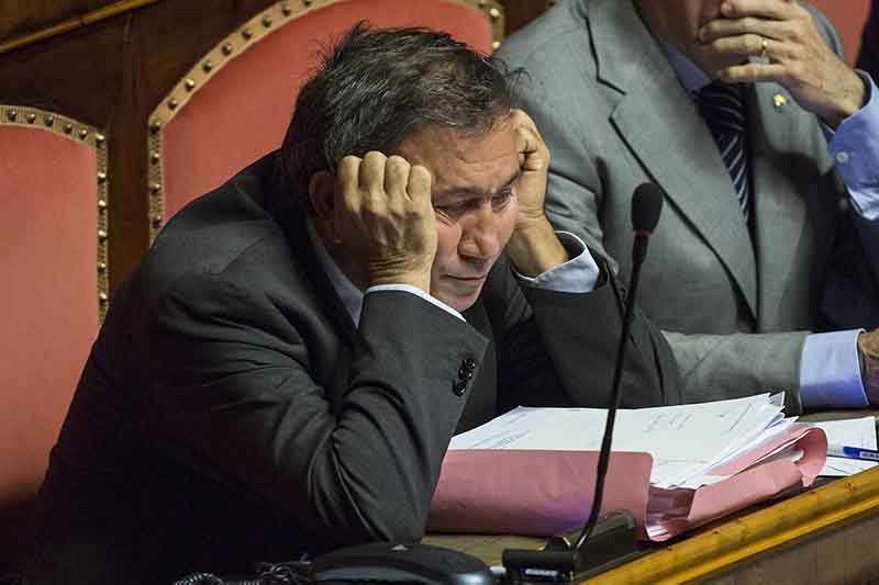 Una chiamata di Alfano a Renzi dietro il no all’arresto di Azzollini