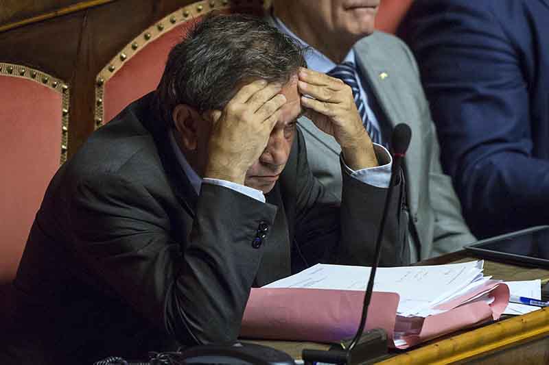 Una chiamata di Alfano a Renzi dietro il no all’arresto di Azzollini