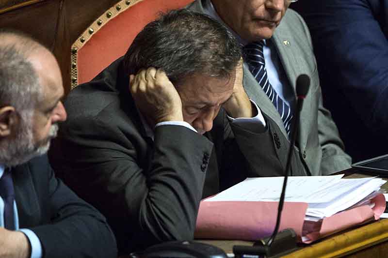 Una chiamata di Alfano a Renzi dietro il no all’arresto di Azzollini