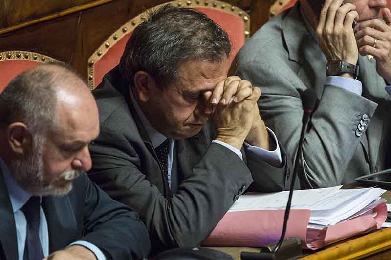 Una chiamata di Alfano a Renzi dietro il no all’arresto di Azzollini