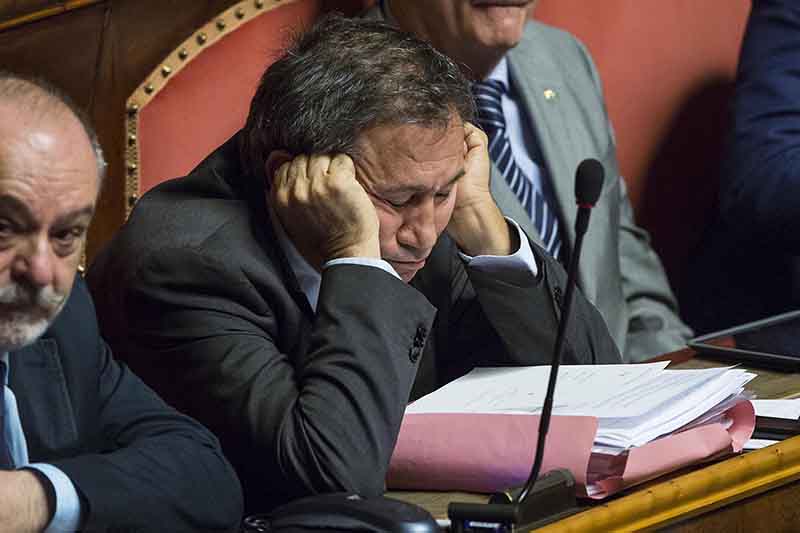 Una chiamata di Alfano a Renzi dietro il no all’arresto di Azzollini