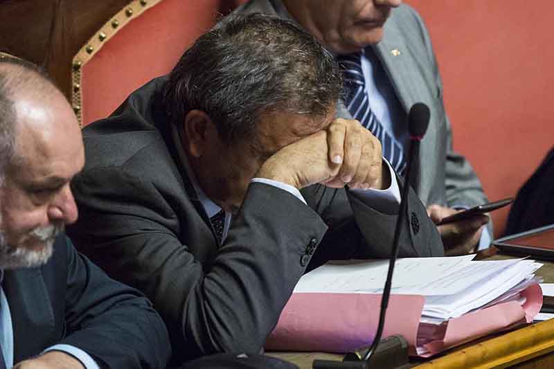 Una chiamata di Alfano a Renzi dietro il no all’arresto di Azzollini