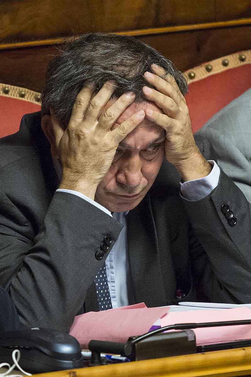 Una chiamata di Alfano a Renzi dietro il no all’arresto di Azzollini