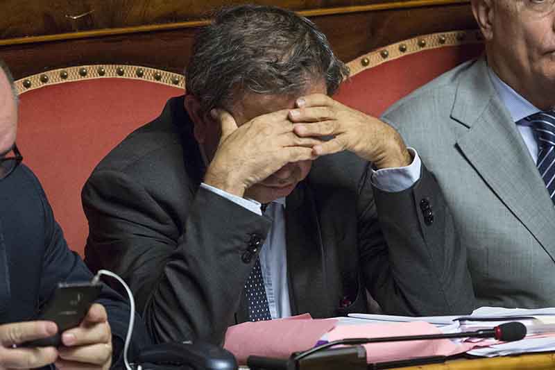 Una chiamata di Alfano a Renzi dietro il no all’arresto di Azzollini