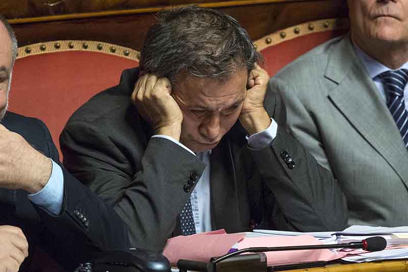 Una chiamata di Alfano a Renzi dietro il no all’arresto di Azzollini
