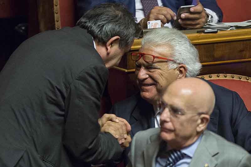 Una chiamata di Alfano a Renzi dietro il no all’arresto di Azzollini