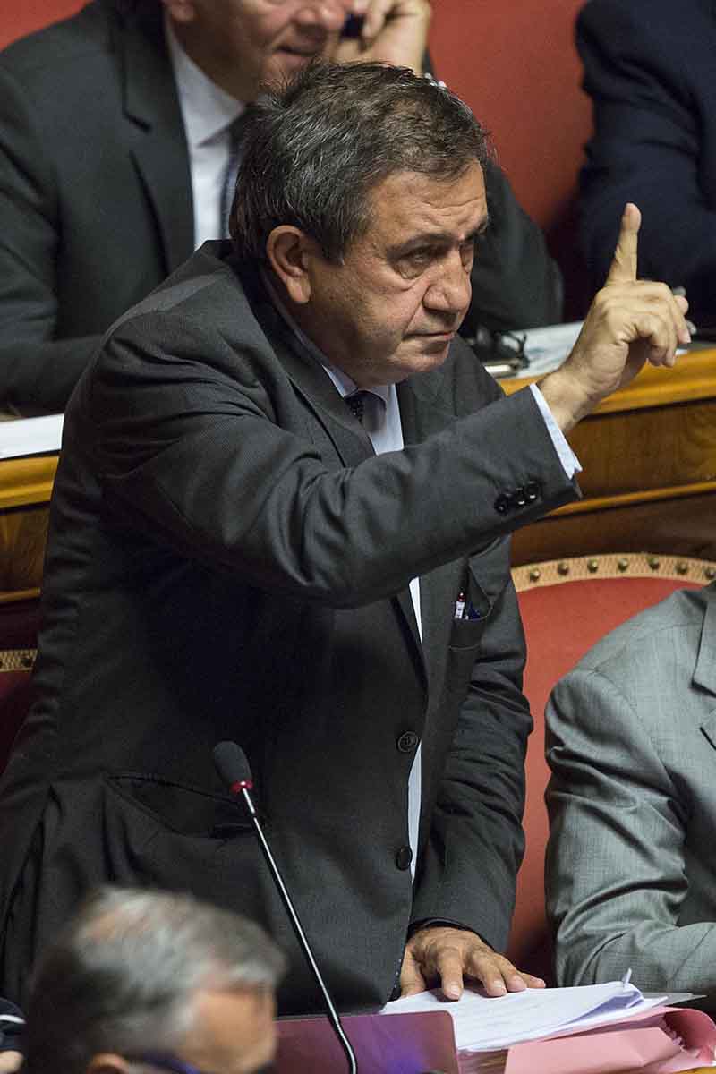 Una chiamata di Alfano a Renzi dietro il no all’arresto di Azzollini