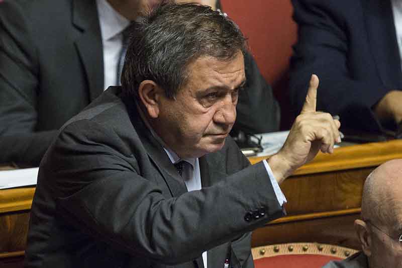 Una chiamata di Alfano a Renzi dietro il no all’arresto di Azzollini