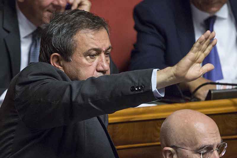 Una chiamata di Alfano a Renzi dietro il no all’arresto di Azzollini