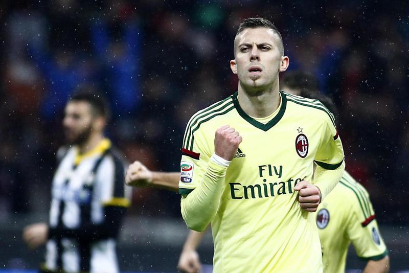 Menez: “Bugie, non lascio il Milan. A Berlusconi piace il mio gioco” Menez: “Bugie, non lascio il Milan. A Berlusconi piace il mio gioco”